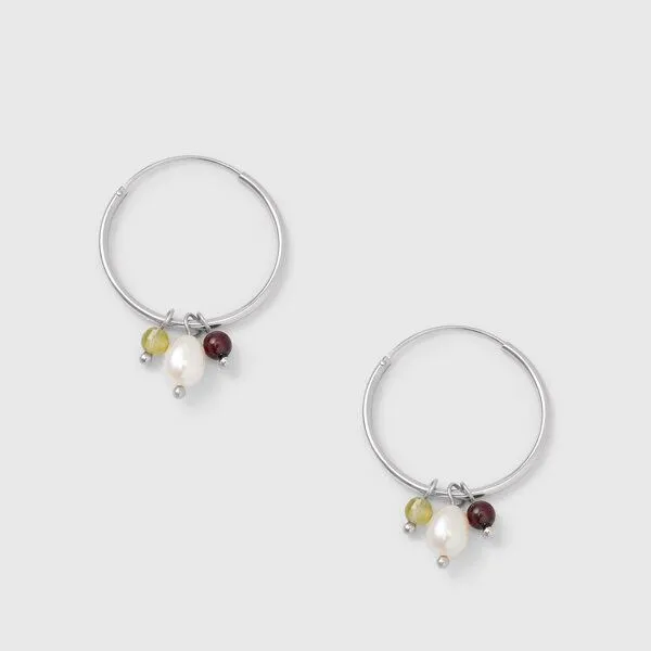 fejn jewelry fejn jewelry Creole 'triple gemstone hoop' mit Perlen und Halbedelsteinen, Silber / peridot - granat, – Produktbild 1 von 3