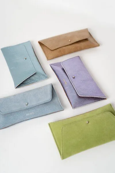 ann kurz ann kurz Mini Envelope – Portemonnaie aus Leder, Recycled suede celeste, – Produktbild 2 von 2