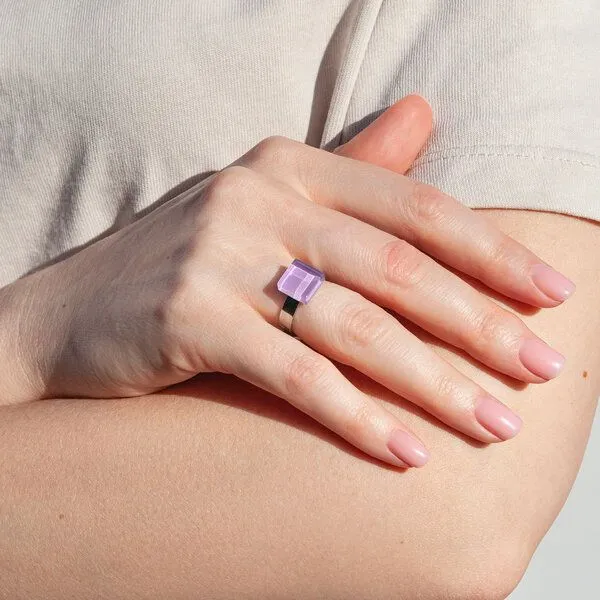 ALEXASCHA ALEXASCHA Geometrischer Ring aus Glas, mini, Lavendel, – Produktbild 2 von 4
