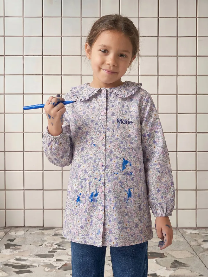 Vertbaudet Vertbaudet Mädchen Malkittel mit Bubikragen FLOWERMIX personalisierbar pulver lila, Pulver lila, – Produktbild 3 von 4