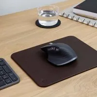 GOOD WILHELM GOOD WILHELM Mousepad OSKAR aus Vachetta Leder (Pflanzlich gegerbt), Chocolate, – Produktbild 1 von 1