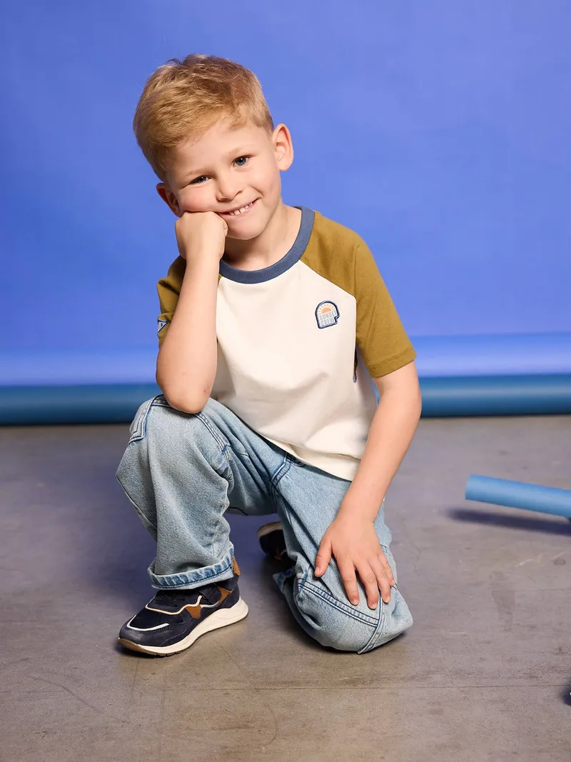 Vertbaudet T-Shirt mit Raglanärmeln und Badges Jungen, Khaki, – Produktbild 2 von 3
