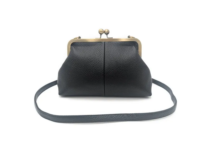 Mera Vellon Umhängetasche Damen Handtasche Novela, Umhängetasche aus veganem Leder und mit Clipverschluss, Schwarz, – Produktbild 1 von 5