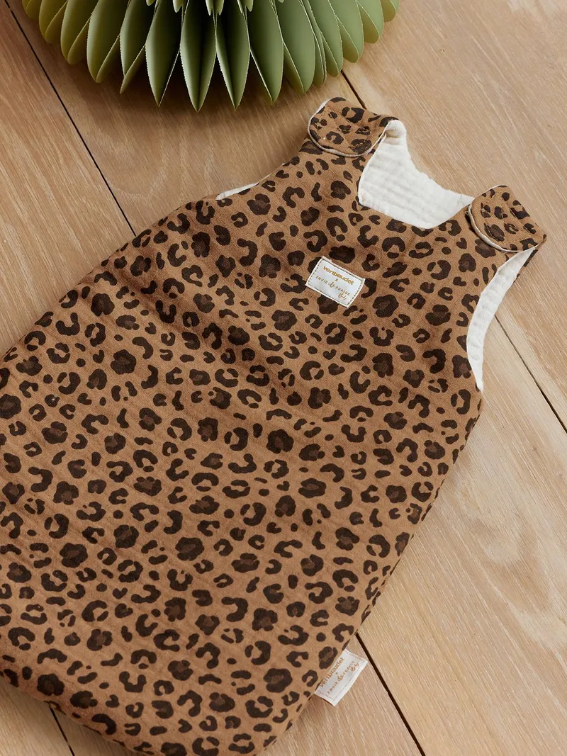 Vertbaudet Puppen-Schlafsack aus Musselin VERTBAUDET x ENVIE DE FRAISE Leo-Capsule personalisierbar, Braun, – Produktbild 1 von 3