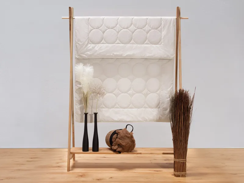 allnatura Kamelflaumhaar-Leicht-Bettdecke "Cammello" 155x200 cm, Weiß, – Produktbild 2 von 2