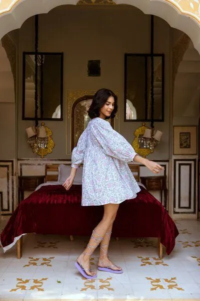 Haus of Namaste Haus of Namaste Ballonkleid kurz aus Bio-Baumwolle „Pink Pomegranate Dream Kurzkleid“ , handbedruckt mit veganen Farben – Produktbild 3 von 4