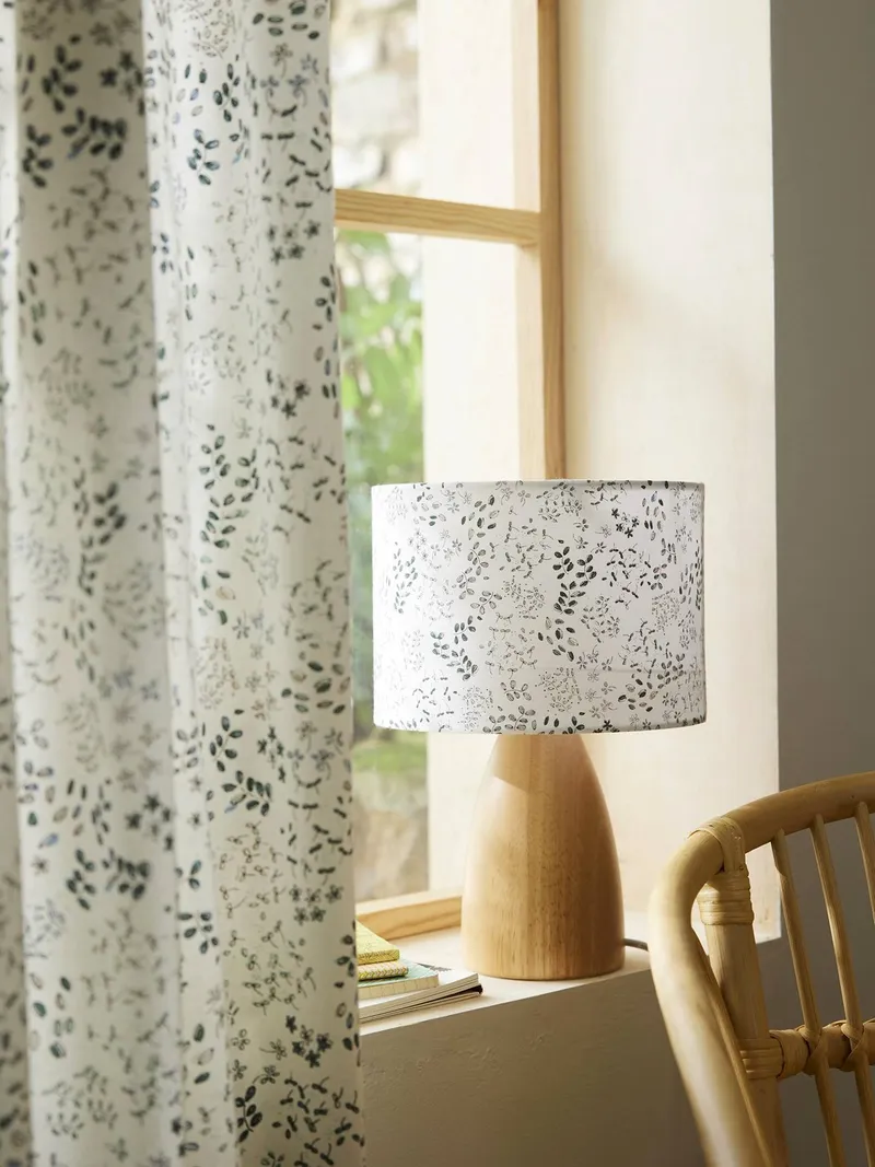 Vertbaudet Vorhang FLORA mit Ösen lichtdurchlässig halb Kinderzimmer, Weiß geblümt, – Produktbild 2 von 3