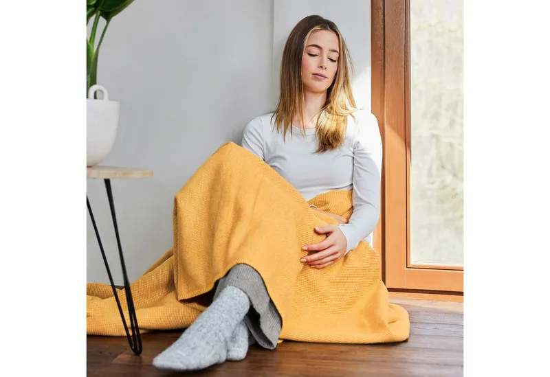 IBENA Wohndecke Charlotte mit GOTS, IBENA, mit gewebter Struktur, Gelb, – Produktbild 4 von 5