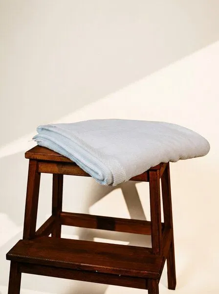 Pamukia Pamukia Premium-Frottee-Badetuch 70 × 140 cm aus GOTS-zertifizierter Bio-Baumwolle – Essence, Weiß, – Produktbild 1 von 5