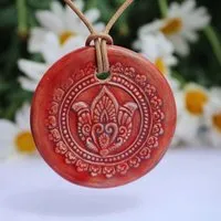 Schönes aus Indochina Schönes aus Indochina Schmuck aus Keramik, Medaillon Elefant, Lotus und Lebensbaum, Rot, – Produktbild 1 von 2