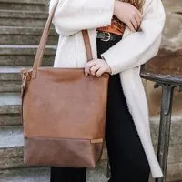 BOWLEANIES TASCHEN BOWLEANIES TASCHEN Shopper & Umhängetasche aus Lederfaserstoff mit Reißverschluss – Produktbild 1 von 1