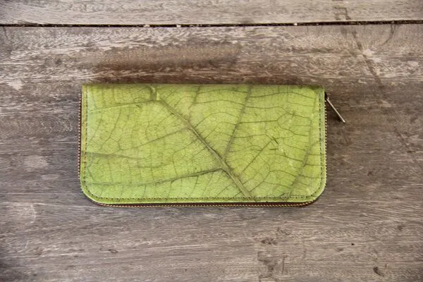 BY COPALA BY COPALA Portemonnaie aus recycelten Blättern / Nachhaltige vegane Brieftasche in grün – Produktbild 8 von 8