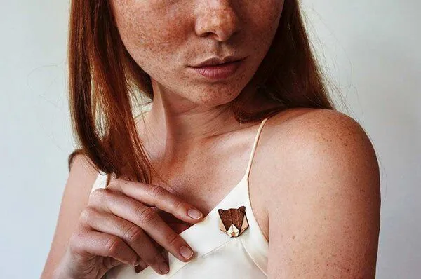 BeWooden BeWooden Brosche aus Holz Bear Brooch – Produktbild 4 von 4