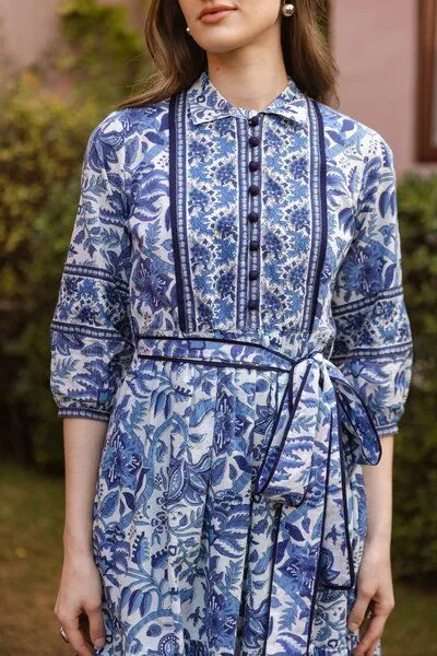 Haus of Namaste Haus of Namaste Handbedrucktes Midikleid aus Bio-Baumwolle mit Wellenmuster und Blumen-Print | Kleid mit Gürtel | Ethisch, nachhaltig und fair, Ocean blue, – Produktbild 3 von 4