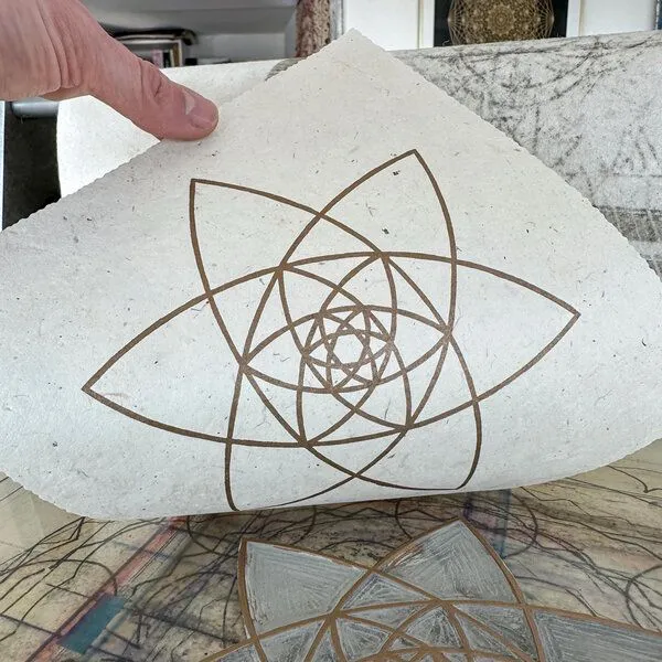 Veskor Cassiopeia Veskor Cassiopeia BLÜTEN DER LIEBE Heilige Geometrie Linoldruck | 22 × 22 cm | Gold auf Naturweiß – Produktbild 2 von 4