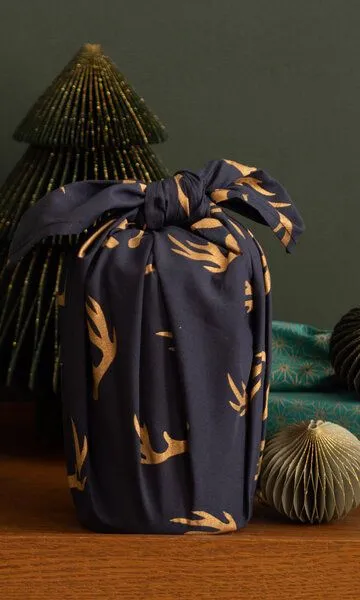 FabRap Gift Wrap FabRap Gift Wrap Wiederverwendbare Geschenkverpackung Furoshiki (einseitig), Midnight reindeer (blau gold), – Produktbild 4 von 4