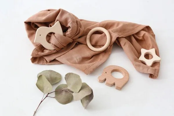 NoniKids Berlin NoniKids Berlin Schnuffeltuch Musselin Holz Greifling 10 Farben Bio Baumwolle, Koralle, – Produktbild 1 von 4
