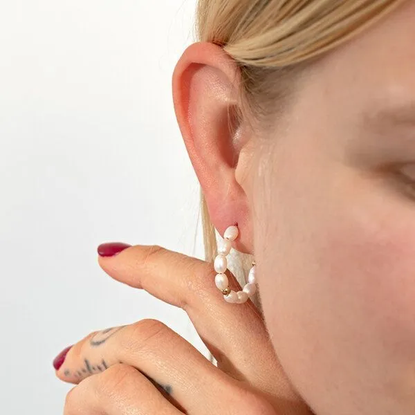 Eppi Eppi Silberne runde Ohrringe mit Perlen Roxanne – Produktbild 3 von 3