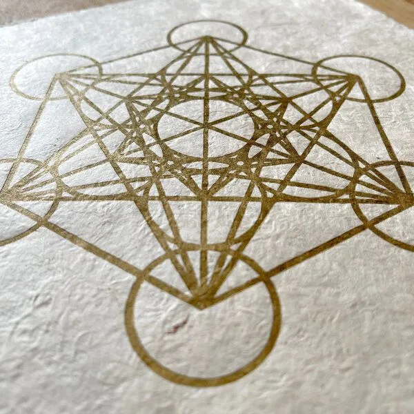 Veskor Cassiopeia Veskor Cassiopeia METATRON WÜRFEL Heilige Geometrie Linoldruck | 22 × 22 cm | Gold auf Naturweiß – Produktbild 4 von 4