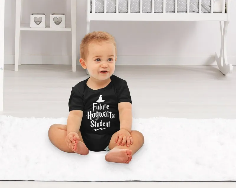 MoonWorks Body Kurzarm Baby Body HP Future Student Jungen Mädchen Onesie Bodyshirt, Schwarz, – Produktbild 1 von 3