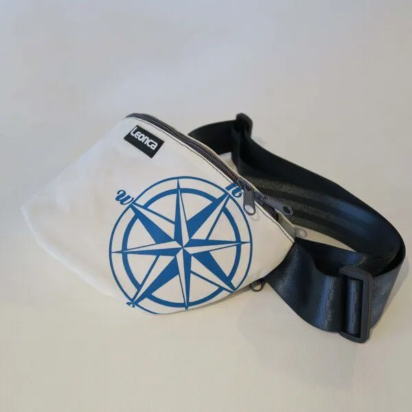 Leonca Leonca Upcycling Hip Bag aus Segel mit Kompass-Druck in 3 Größen – Produktbild 2 von 4