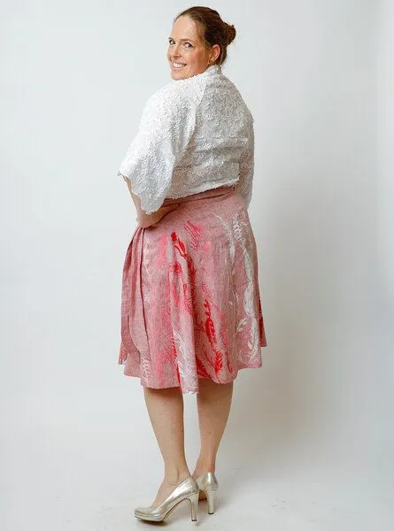 Peaces.bio - handbedruckte Biomode Peaces.bio - handbedruckte Biomode Wickelrock - Bio-Leinen - Federkleid in Rot, Rot, – Produktbild 4 von 4