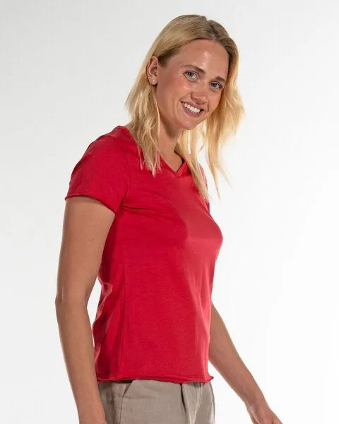 Alma & Lovis Alma & Lovis Shirt aus Bio-Baumwolle | V-Neck Shirt, Scarlet (dunkelrot), – Produktbild 3 von 4