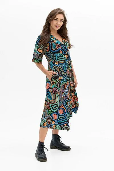 KOKOworld Kleid Maya – farbenfroh aus Viskose – Wickelausschnitt & Taillengürtel – Statement-Print – Fair in EU produziert – KOKOworld, Yala (mehrfarbig), – Produktbild 3 von 4