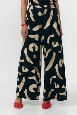SUITE13LAB SUITE13LAB Damen vegan Hose Yala Print Stones Schwarz – Produktbild 1 von 1