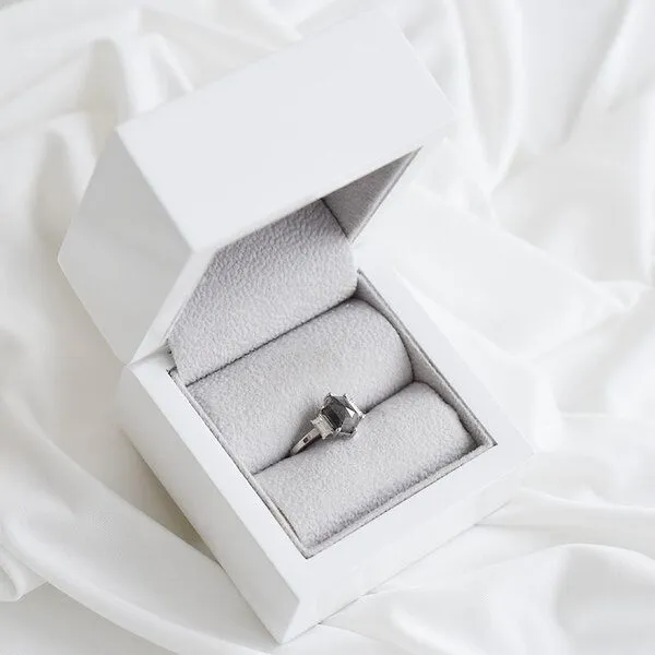Eppi Eppi Ring mit Salt and Pepper Diamant und Saphiren Nadiia, Rosa, – Produktbild 3 von 4