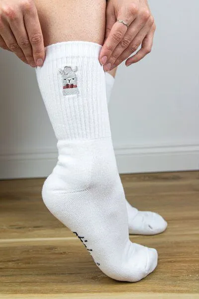 sticknic sticknic Socken mit Lama Motiv gestickt - Minimalistische Stickerei - Tennissocken - Kuschelsocken - Geschenk, Weiss, – Produktbild 1 von 3
