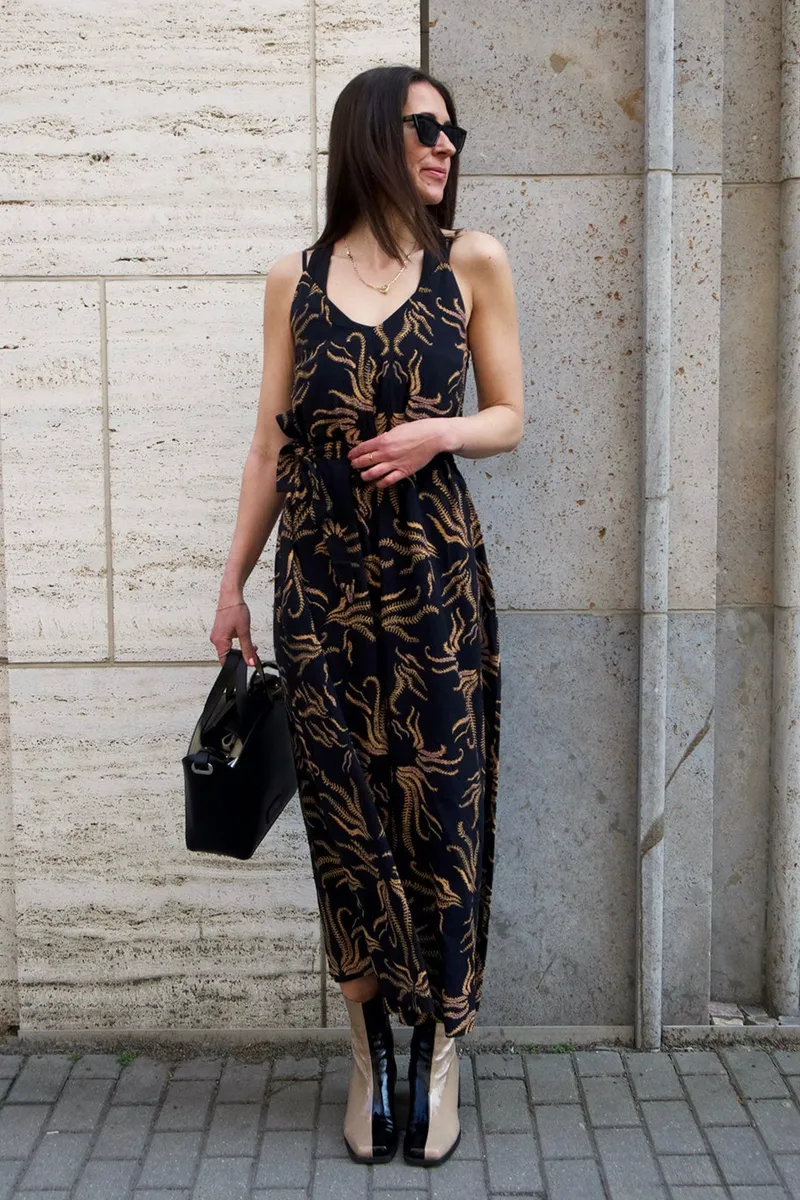 Lovjoi LOVJOI Damen vegan Jumpsuit Jozephine Soft Vines Dark, Schwarz, – Produktbild 2 von 2