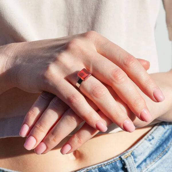 ALEXASCHA ALEXASCHA Geometrischer Ring aus Glas, mini, Kirschrot, – Produktbild 2 von 4