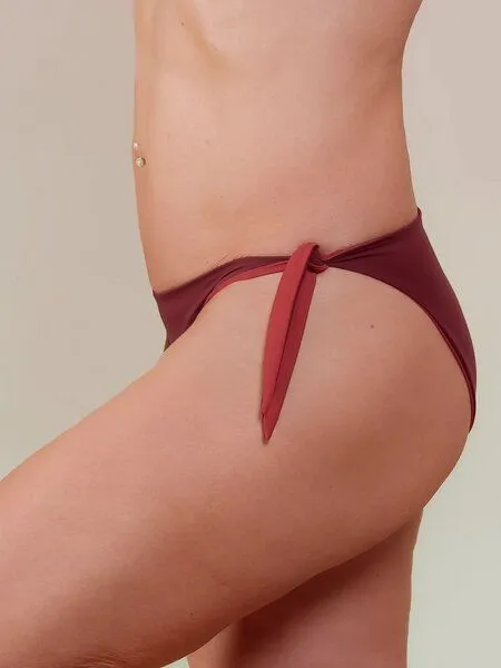 nice to meet me nice to meet me Sun Shorts. Wendbares Bikiniunterteil zum Binden, Berry / guave, – Produktbild 3 von 4