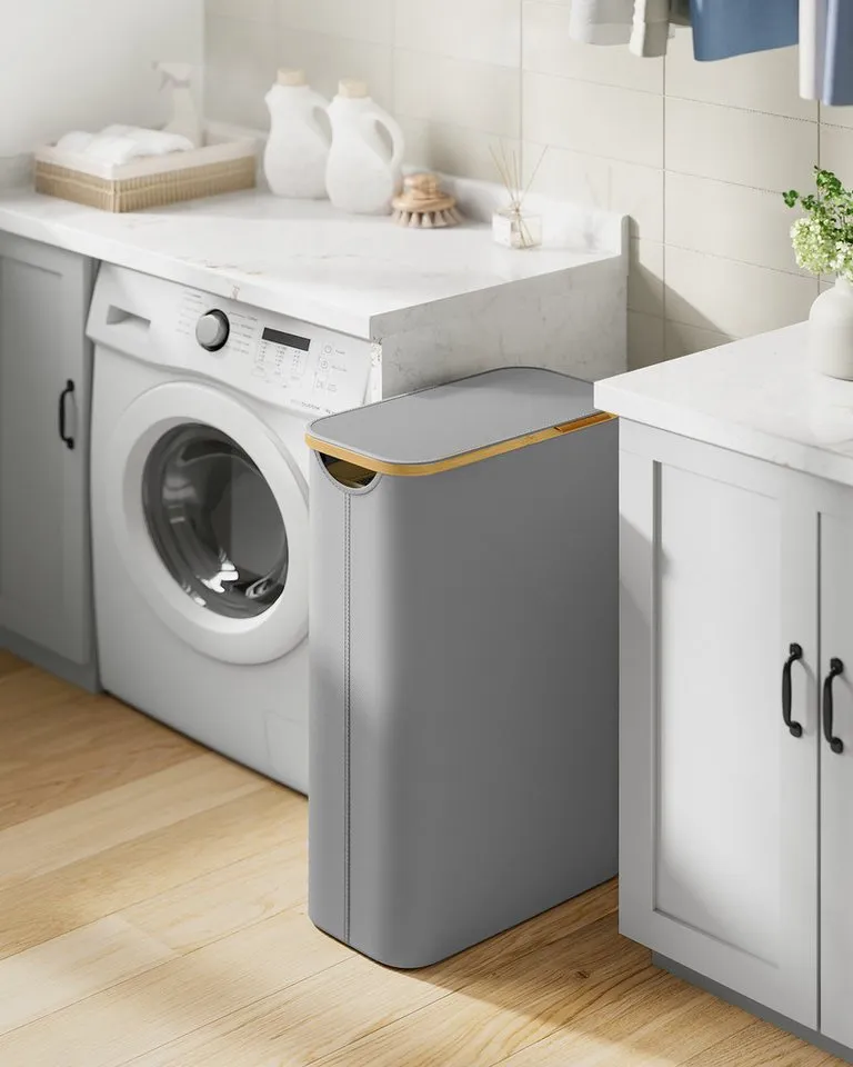 SONGMICS SONGMICS Wäschekorb mit Deckel, herausnehmbarer Einsatz, Bambus‑Rahmen, Oxford‑Gewebe, 65 L, 42 x 22,5 x 70,5 cm, mit Deckel, platzsparend, Griffe aus Bambus, Grau, – Produktbild 2 von 5
