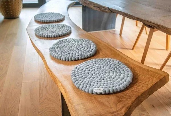 naturling naturling Filzkugel Sitzkissen rund 34cm aus 100% Schurwolle, Grau, – Produktbild 2 von 4