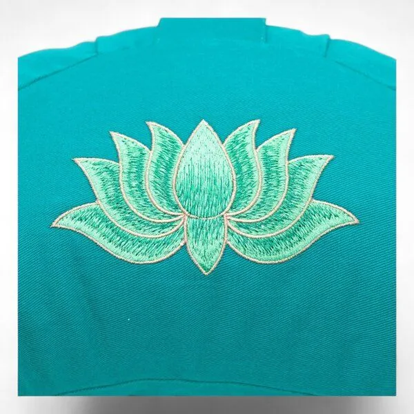 BAGHI BAGHI Meditationskissen Halbmond mit Lotus Bestickung im Farbverlauf Bio-Baumwolle kbA, Petrol, – Produktbild 2 von 3