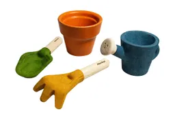 PlanToys PlanToys Kinder Gärtner Set aus recyceltem Kautschukholz Maße 9,8 x 9,8 x 7,8 cm – Produktbild 1 von 1