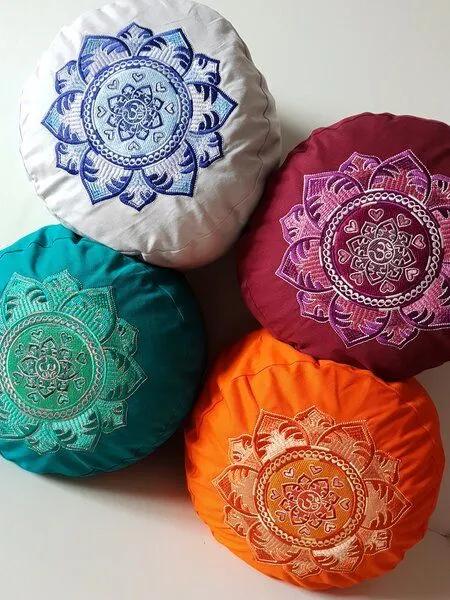 BAGHI BAGHI Meditationskissen rund mit OM Mandala Bestickung, Tintenblau (blau), – Produktbild 2 von 4