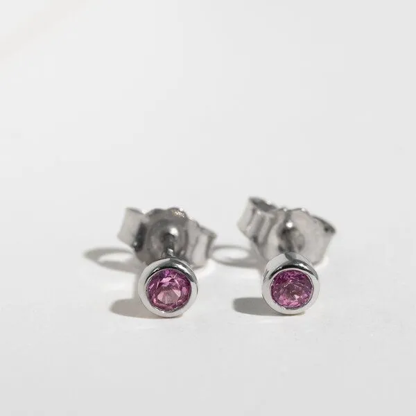 Eppi Eppi Silberne Ohrstecker mit rosa Saphiren in Bezelfassung Tofine, Rosa, – Produktbild 2 von 4