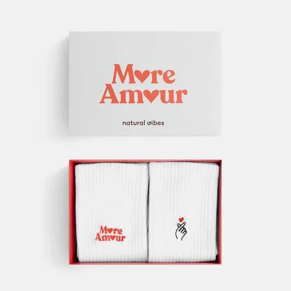 Natural Vibes Natural Vibes 2-Pack More Amour | Bio GOTS | Geschenkset | Weiße Tennissocken | Herz | Herren Damen Socken – Produktbild 1 von 4