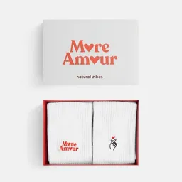 Natural Vibes Natural Vibes 2-Pack More Amour | Bio GOTS | Geschenkset | Weiße Tennissocken | Herz | Herren Damen Socken – Produktbild 1 von 1