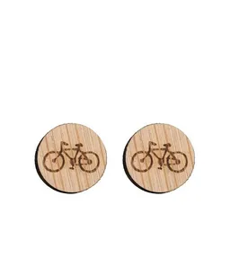 Gary Mash GARY MASH Runde Holz-Ohrstecker mit Motiv – Produktbild 1 von 1