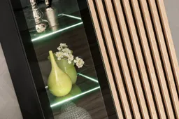 Furn.Design Stauraumvitrine Morgan (Vitrinenschrank Schwarz mit Eiche Lamellen, 80 x 192 cm, 10 Fächer) mit Push-to-Open, inklusive LED Beleuchtung – Produktbild 1 von 1