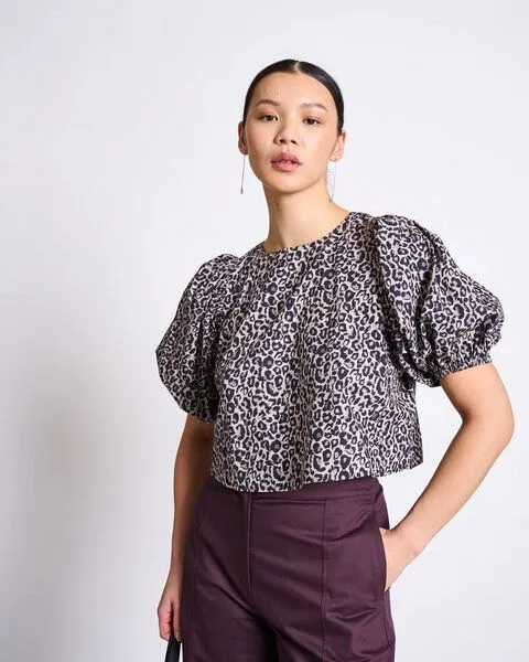 JAN N JUNE JAN N JUNE CROPPED ORGANIC COTTON BLOUSE OLMOS LEO PRINT, Leo print, – Produktbild 1 von 3