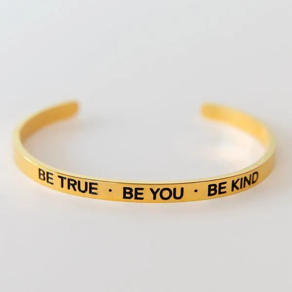 Divasya Divasya Armreif mit Gravur | vergoldet | "Be true - be you - be kind" – Produktbild 1 von 4