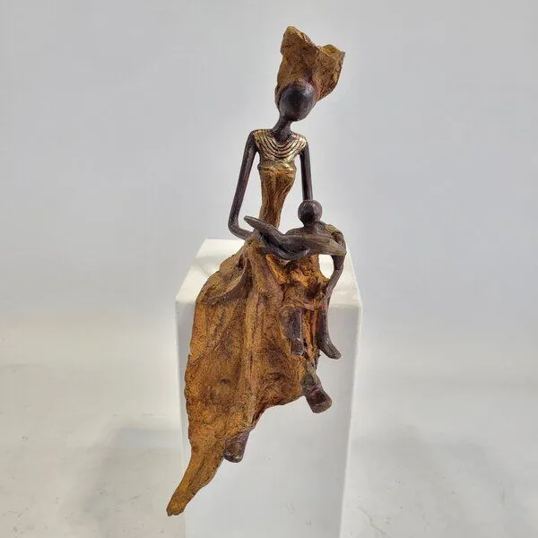 Moogoo Creative Africa Moogoo Creative Africa Bronze-Skulptur "Lesende Frau" by Hamed Nikiema 28 cm | Unikate | verschiedene Farben, Brown, – Produktbild 1 von 4