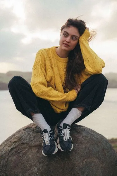 Kopyto Kopyto ORYX RWS – leichter Oversize-Pullover im Zopfmuster aus Merinowolle und Baumwolle, Gelb, – Produktbild 3 von 4