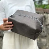 BOWLEANIES TASCHEN BOWLEANIES TASCHEN Kulturbeutel | Waschbeutel aus Lederfaserstoff, Dunkelgrau, – Produktbild 1 von 1
