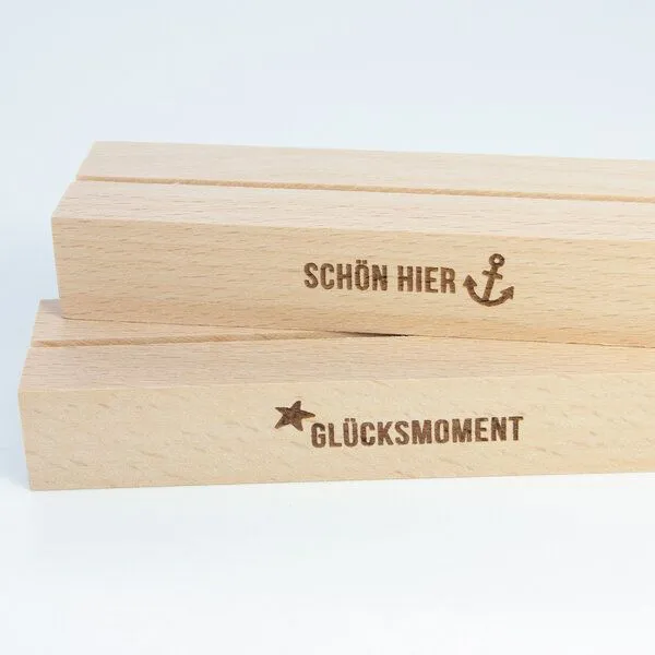 Bow & Hummingbird Bow & Hummingbird Kartenständer Schön hier aus nachhaltigem Buchenholz – Kartenhalter Holz – maritim Deko – Fotohalter – Anker Geschenk – Produktbild 3 von 4